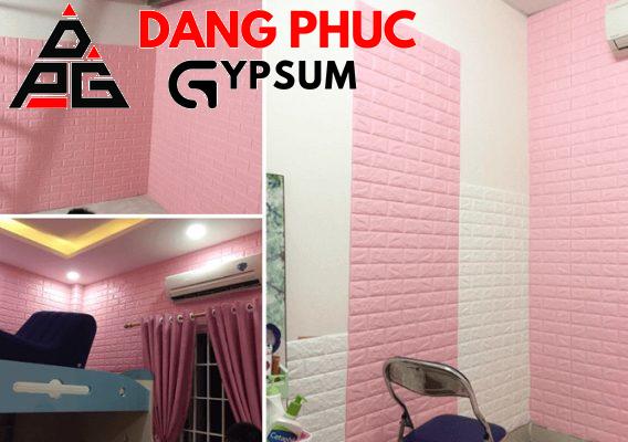 Mẫu giấy dán tường giả gạch màu hồng 