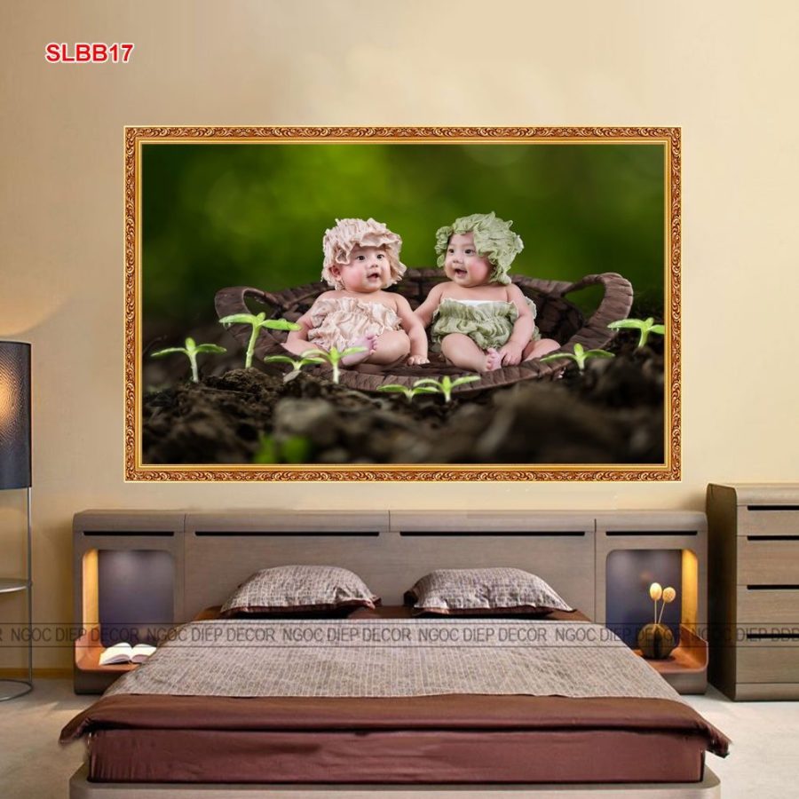 Mẫu tranh dán tường phòng ngủ vợ chồng hình em bé.