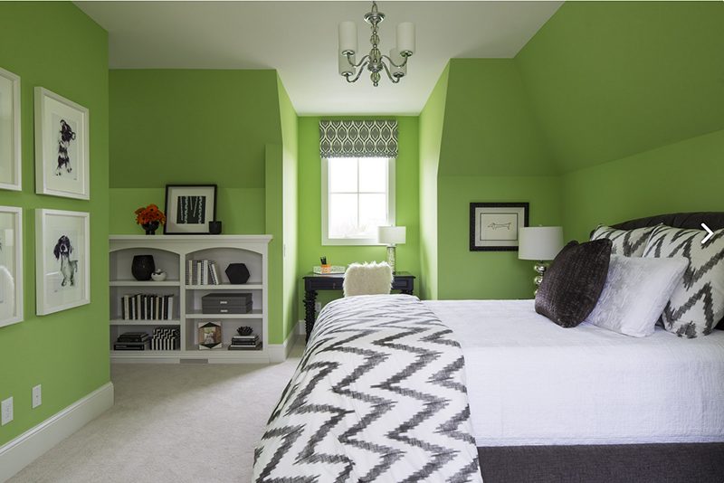 Phòng ngủ được trang hoàng bằng sơn xanh lá 