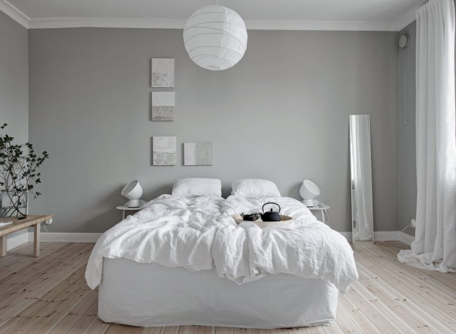 Phòng ngủ thiết kế đơn giản được sơn màu trắng xám