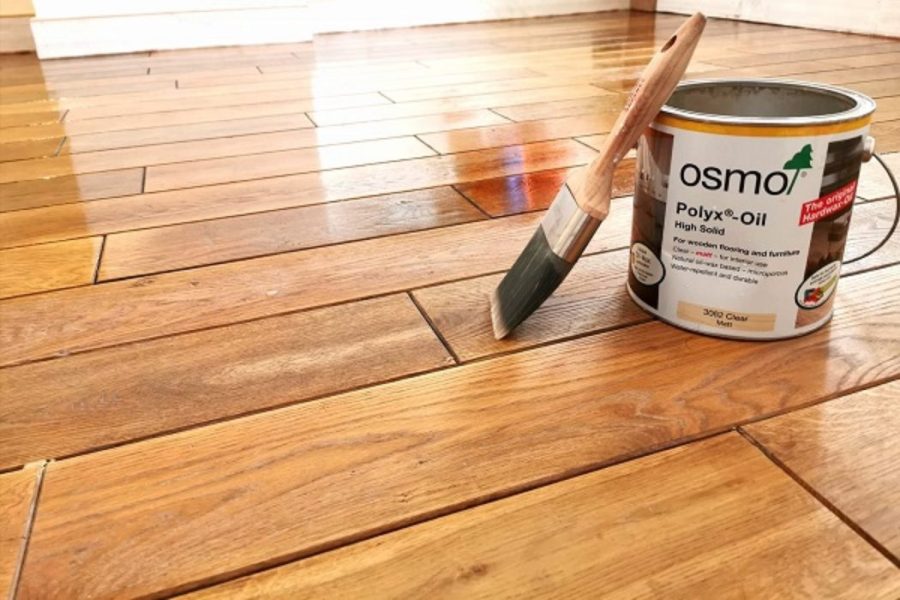 Quét lớp sơn dầu trên bề mặt gỗ