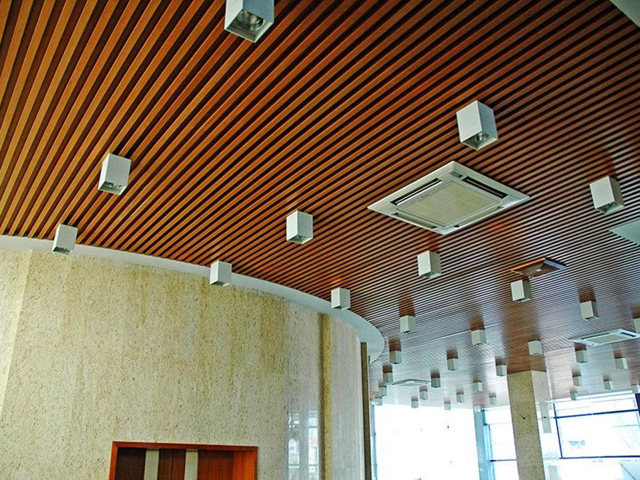 trần nhôm vân gỗ đẹp tại tòa nhà văn phòng