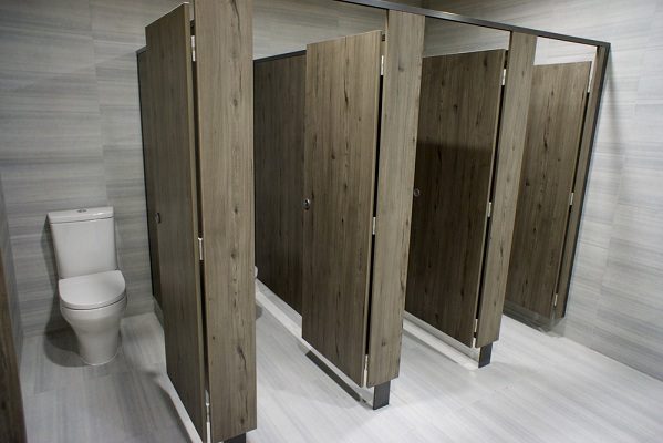 tấm compact vân gỗ vách ngăn nhà vệ sinh hiện đại.