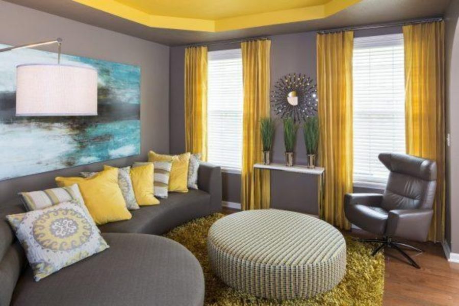 Sơn trần phòng khách màu vàng