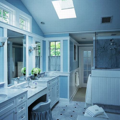 sơn nhà màu xanh dương phủ kín nhà tắm
