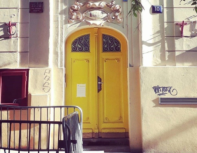 cửa nhà sơn màu gì đẹp thiết kế cửa gỗ vàng